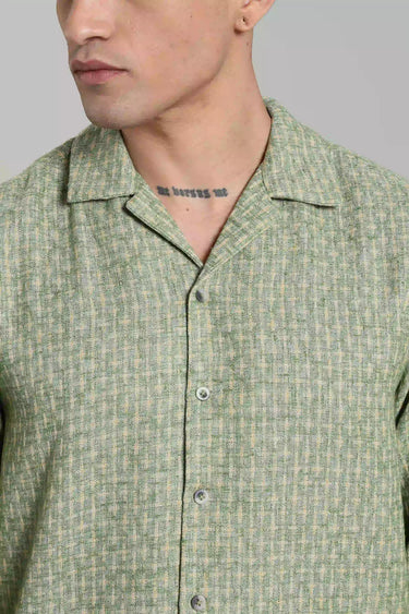 CLOSEUP OF A MAN WEARING THE GREEN JACQUARD FULL SLEEVE SHIRT FOR MEN